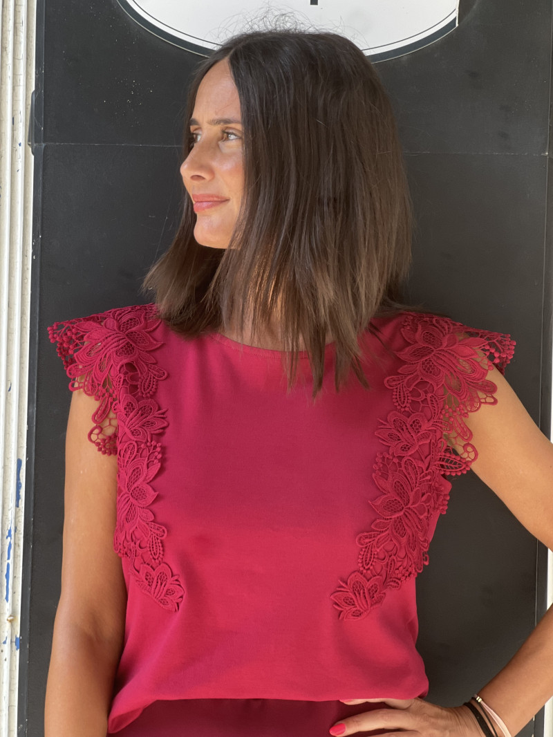 CAMISETA DE ESCOTE REDONDO DETALLE ENCAJE EN HOMBROS