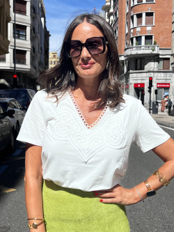 CAMISETA DE MANGA CORTA ESCOTE PICO DETALLE BORDADO