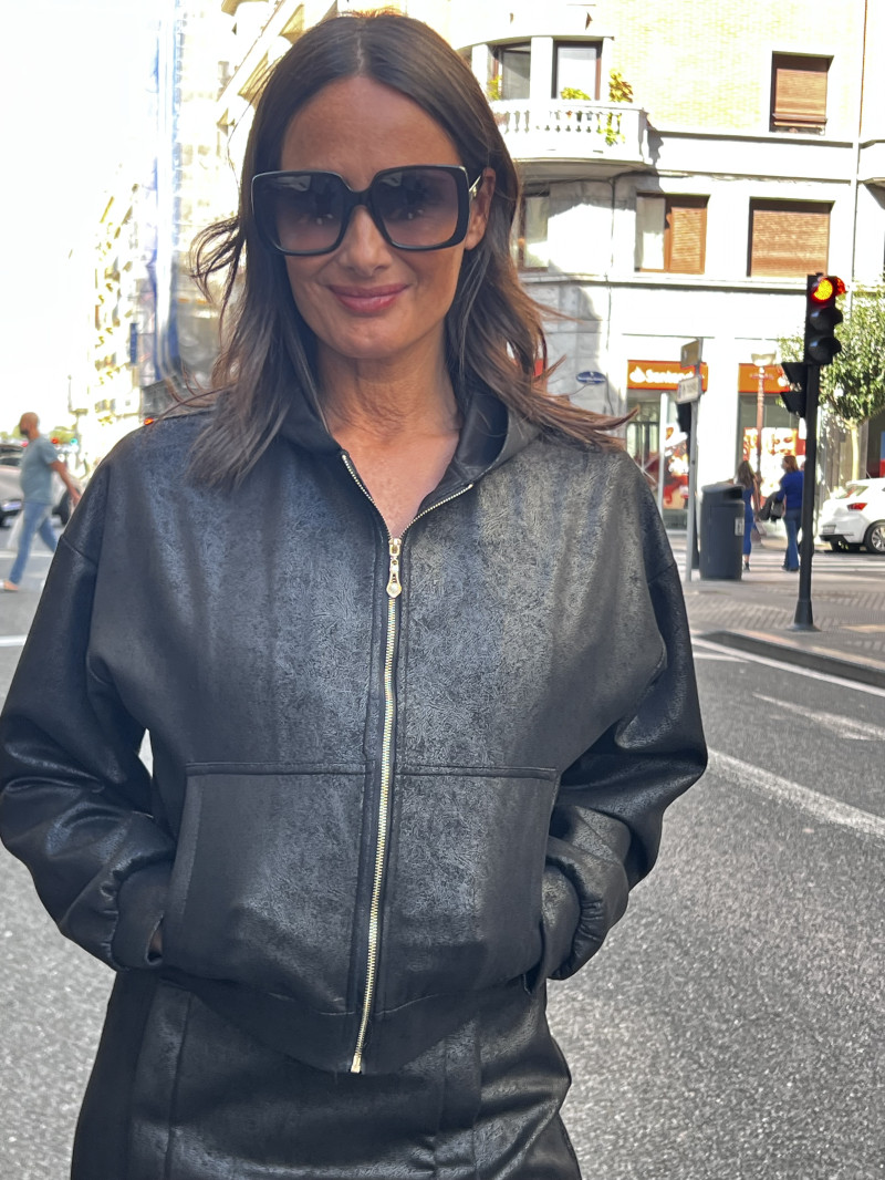 CHAQUETA EFECTO PIEL CON CAPUCHA