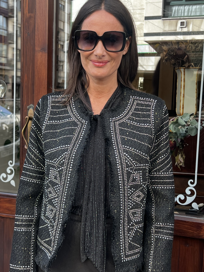 CHAQUETA TWEED CON TACHUELAS