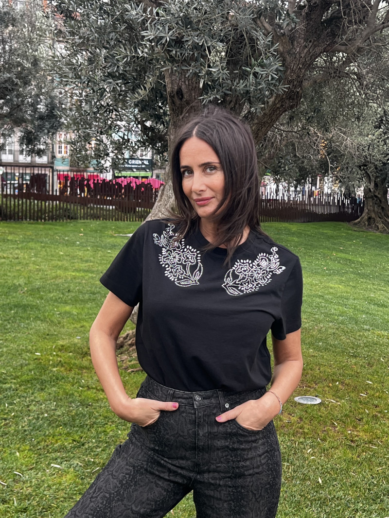 CAMISETA MANGA CORTA DETALLE PEDRERÍA