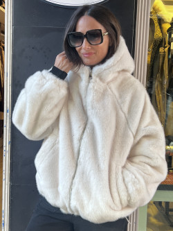 ABRIGO CORTO DE PELITO CON...