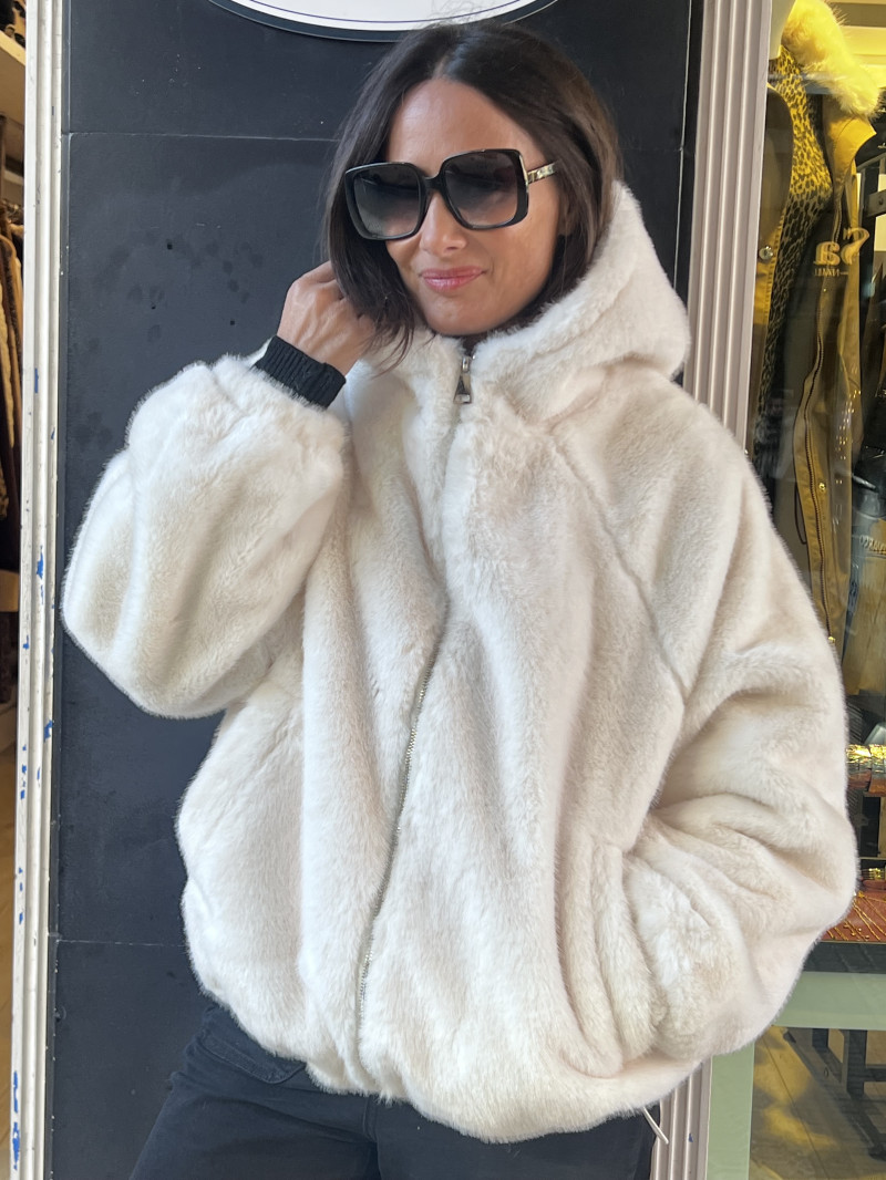 ABRIGO CORTO DE PELITO CON CAPUCHA