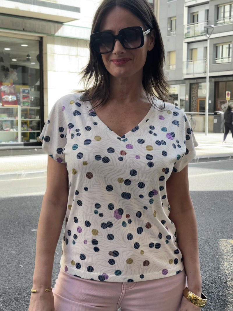 CAMISETA ESTAMPADA ESCOTE PICO MANGA CORTA