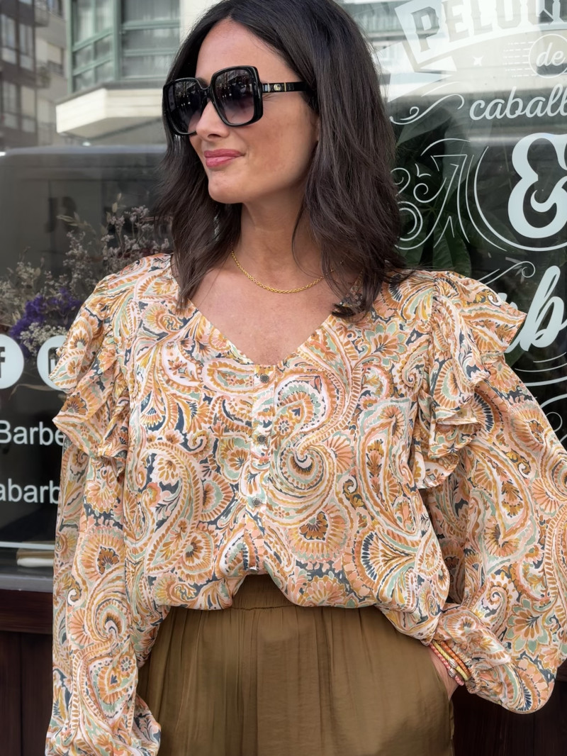 BLUSA ESTAMPADA DETALLE VOLANTES HOMBROS
