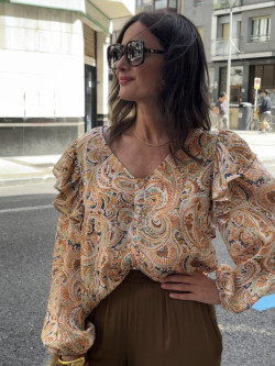 BLUSA ESTAMPADA DETALLE VOLANTES HOMBROS
