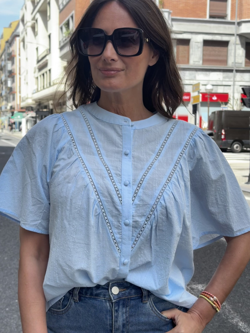 BLUSA FLUIDA DETALLES CALADOS