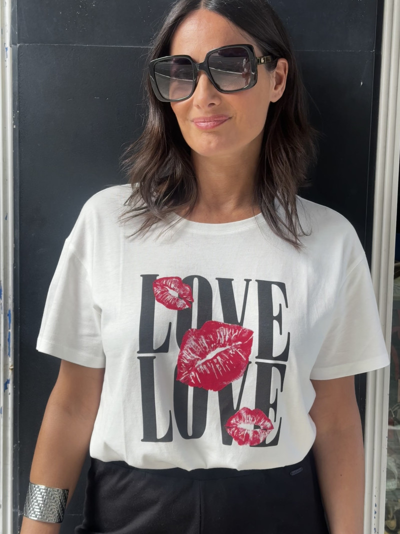 CAMISETA LOVE CUELLO REDONDO Y MANGA CORTA