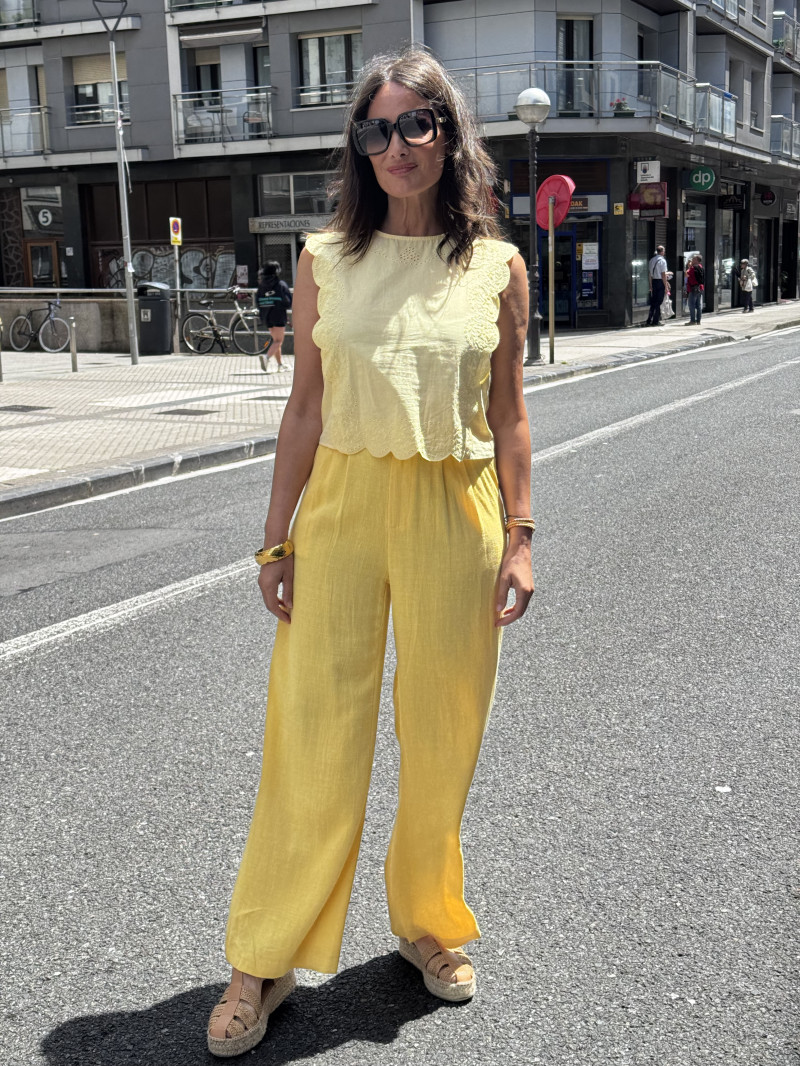 PANTALÓN PIERNA ANCHA CON PINZAS Y CINTURA ELÁSTICA