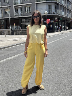 PANTALÓN PIERNA ANCHA CON PINZAS Y CINTURA ELÁSTICA